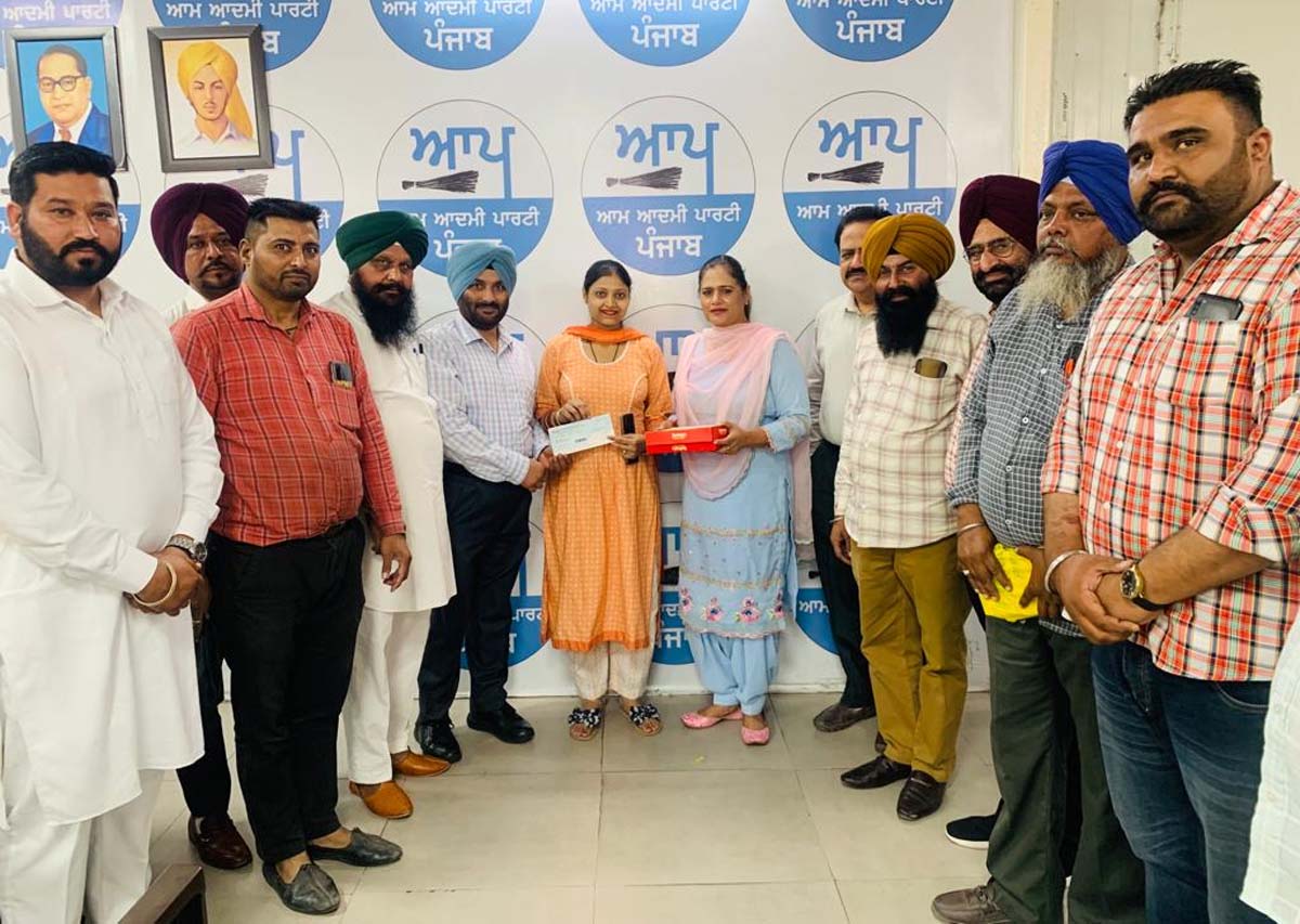 Victims of fraudulent agents will be given justice by every trick : Kuldeep Singh Samana Constituency MLA Kulwant Singh's office gave 6 lakh rupees to the victims from the agent.